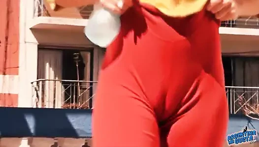 Busty esmer genç gösteriş yapıyor. göğüsler, deve tırnağı! ve eşek!