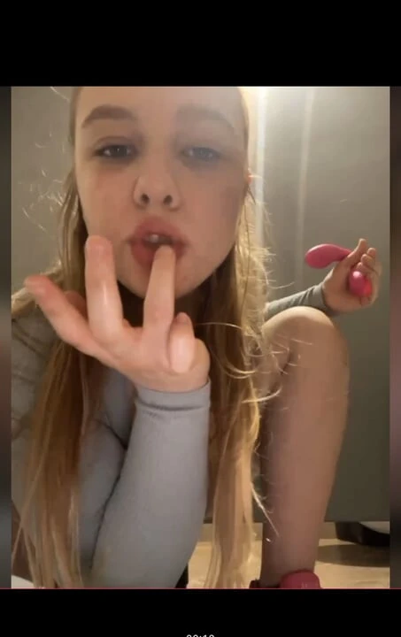 Halkın içinde çifte penetrasyon. Anal sikişiyor Çok fışkırtıyor ve ateşli boşalıyor