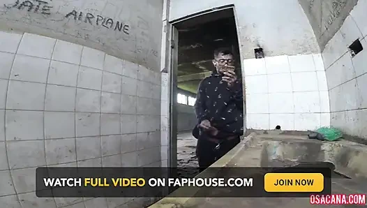 Duvarın üzerinden atladım ve sallanan kulübede mastürbasyon yaptım