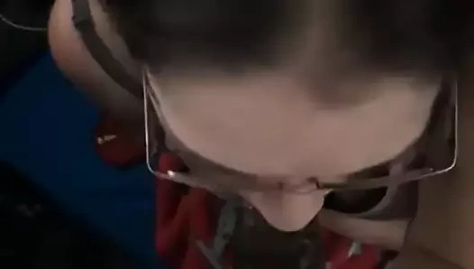 Slutty beyaz kız deeothroats bbc