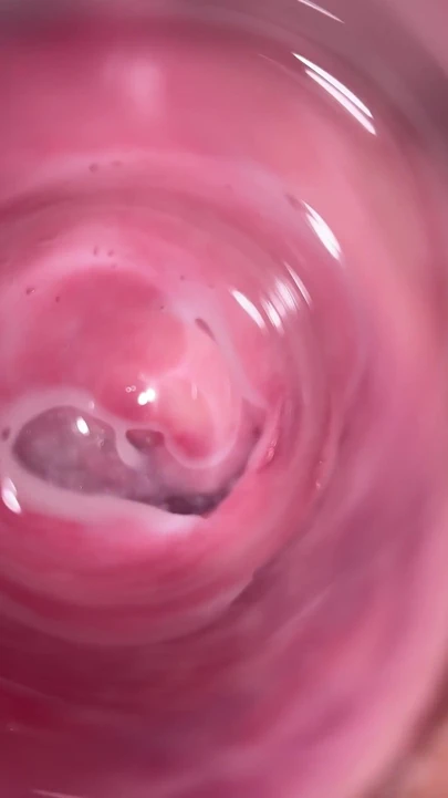 Üvey kız kardeşim genç kremsi amcığının derinliklerinde ne olduğunu gösteriyor