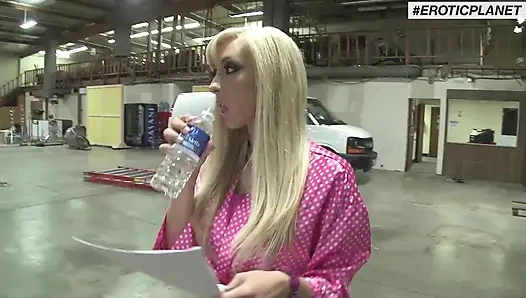 Im 21'e girmeden önce: v1 s1 - ateşli sarışın parmaklanıyor ve ağzına boşaltıyor