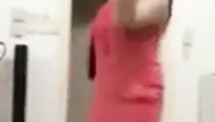 Güzel arap kızı dans ediyor.