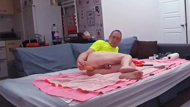 Mike Essex ile kafese kilitli sik ve anal dildo mastürbasyonu