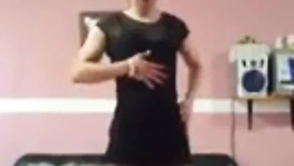 Siyah mini elbiseli ts caro dansı