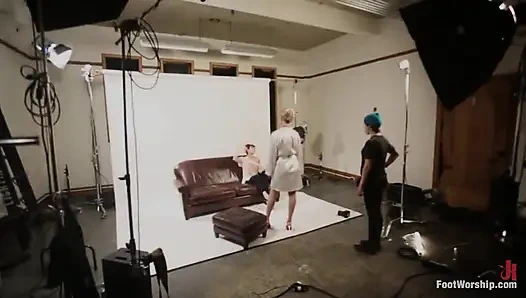 Terli ayaklı orta yaşlı seksi kadın!