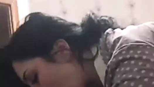 Komşu tanya emmek için her zaman mutludur