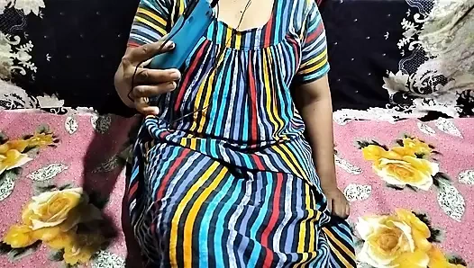 Emo seks ve yabancı kocayı memnun etmek için cam bobin ve parmaklarla parmaklama.