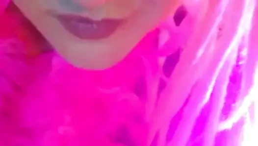 Elimde boşal ve küçük kadın kılıklı bir kaltak gibi sürtün