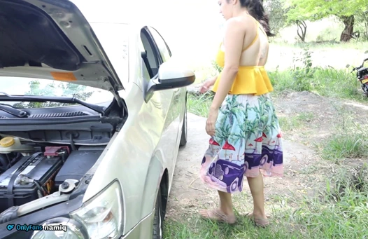 Tamirci ıssız bir yerde mahsur kalan evli kadını sikiyor