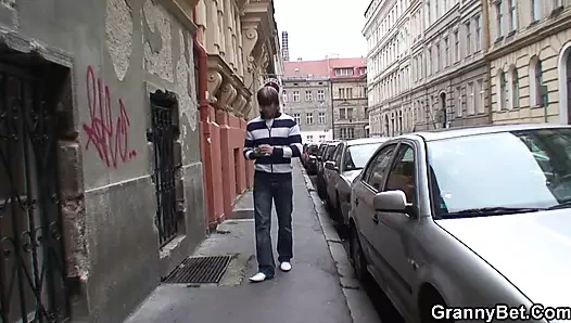 Adam büyük memeli olgunu yarağa binmek için baştan çıkarıyor