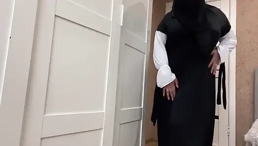 Arkadaşının büyük memeli Arap karısı orgazm olmak için mastürbasyon yapıyor, konuşuyor