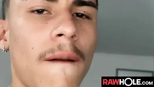 Korunmasız sikli tyga büyük yarağını ovalıyor