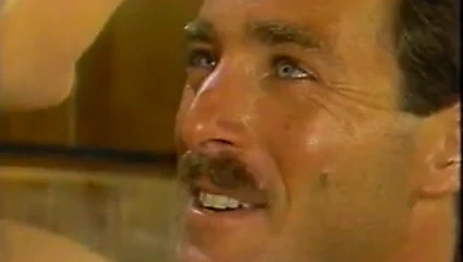 Kısa saç sarışın sahiptir büyük horoz üzerinde mutfak seks