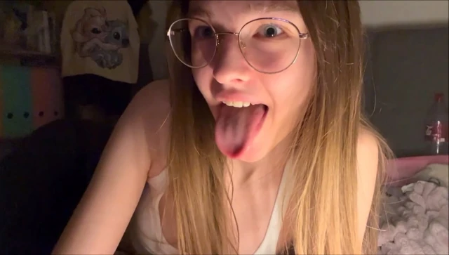 İlk oral seksim!!! 18 yaşındaki sıska genç kız büyük yarağı emiyor