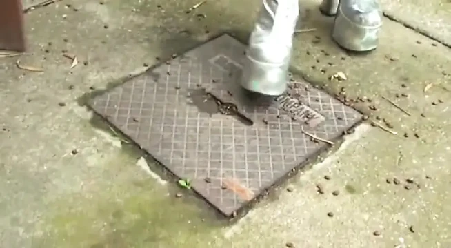 Gümüş yüksek topuklu ayakkabılarla ezme