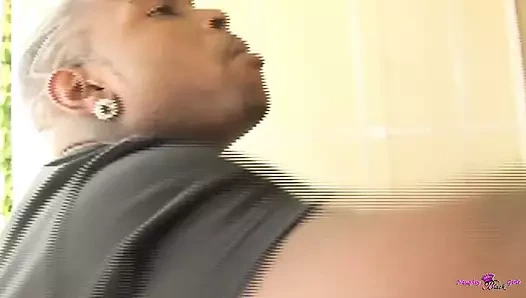 Kalın sarışın siyah kuryeyi götüyle baştan çıkarmak için pizza sipariş ediyor