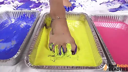 Boş tuvali ayak seven erkekler için bir başyapıt haline dönüştürüyor