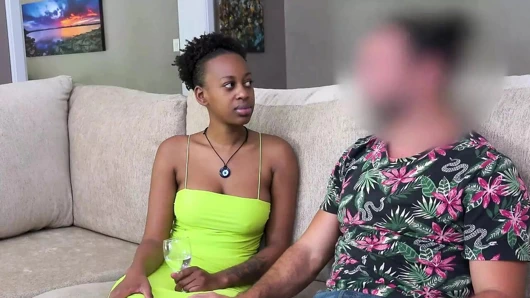 Üzgün Afrikalı götü asılı beyaz oyuncu seçmelerinde sikiliyor