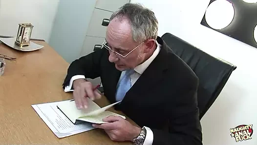 Kimse bu olgun iş adamı gibi esmerin götünü sikemiyor