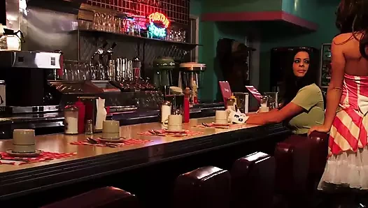 Gemma Massey, Isis Love ve Krissy Lynn tam akşam yemeğinde aşçıyı sikiyor