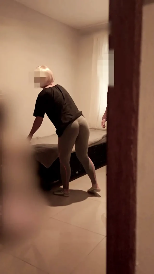 Yoga pantolonlu ateşli evli kadın kocasının arkadaşını emiyor ve yedek odada sikiliyor