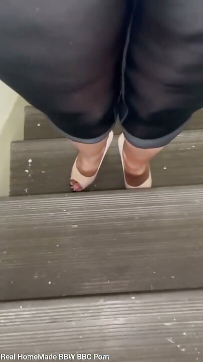 Çiş için çaresizce dolaşıyor ve pantolonuma işiyor