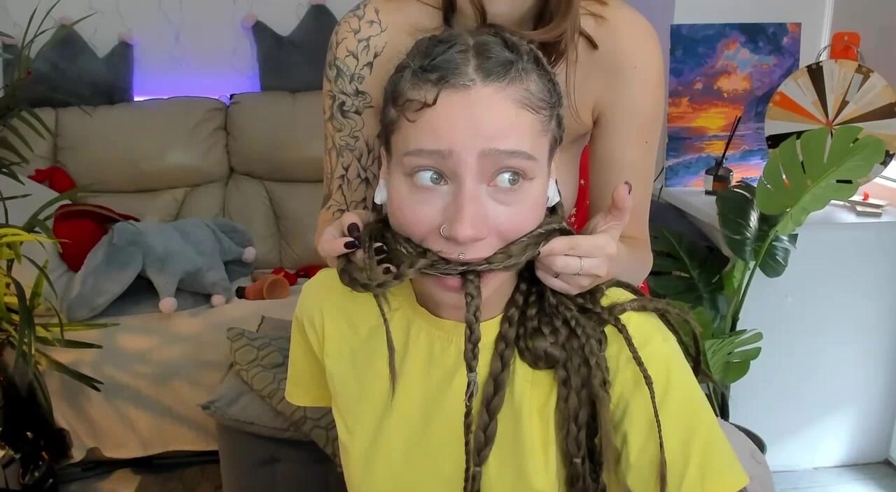 Büyük uzun saçıyla nefes alamayacak şekilde arkadaşını ağzına tıkadı