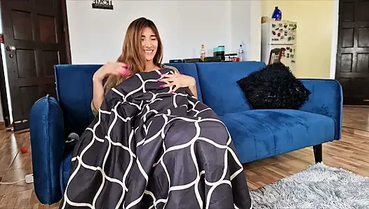 Azgın orta yaşlı seksi kadın seks makinesini yorganın altına saklıyor! Ve üvey oğlu bunu keşfediyor!