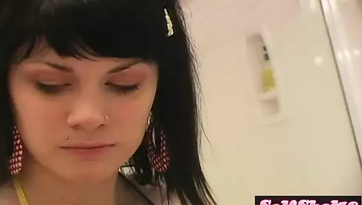 Güzel genç kız gözünü makyaj yapıyor