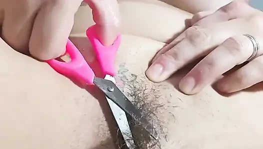Amcığımdaki kılları kesiyorum, kıllı olmaktan bıktım