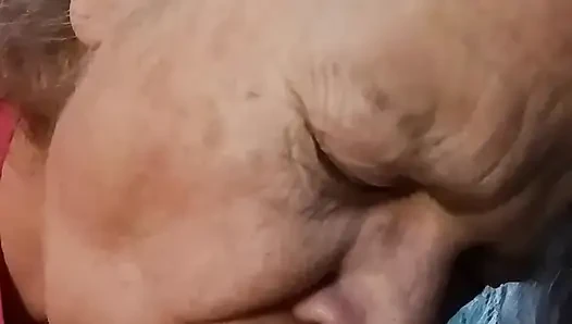 Bu adama sakso çekmemi izle! Ateşli orta yaşlı seksi kadın sakso çekiyor!