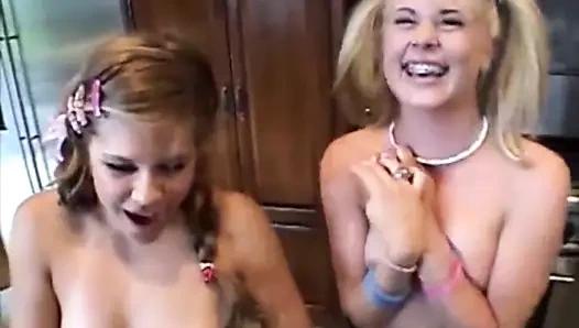 Lezbo gençler yalama kedi içinde giggly üçlü