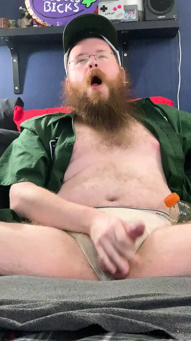 Götüme 31 çekiyorum, ateşli ayı götünü porno yalarken izliyorum