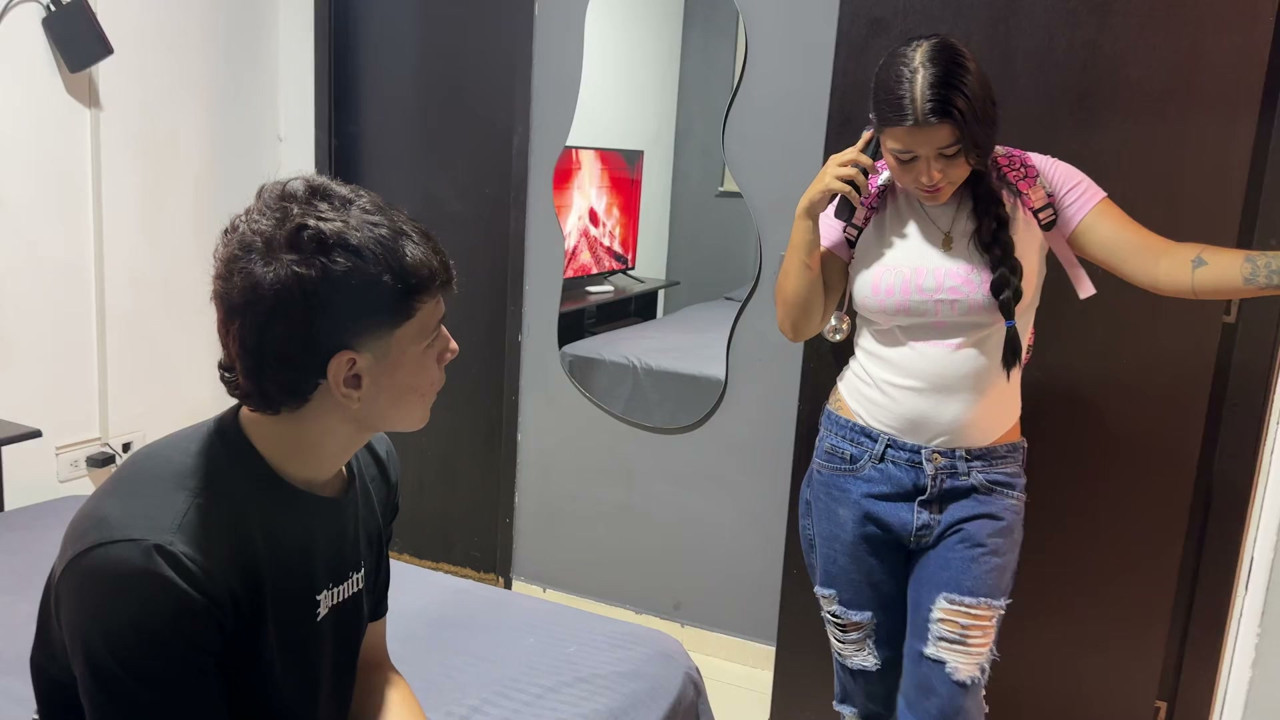 Bir gece için otel odasını paylaştık... ve her şey kontrolden çıktı; sert ve yoğun bir sikişle ıslak amı sütle dolana kadar devam ettik.