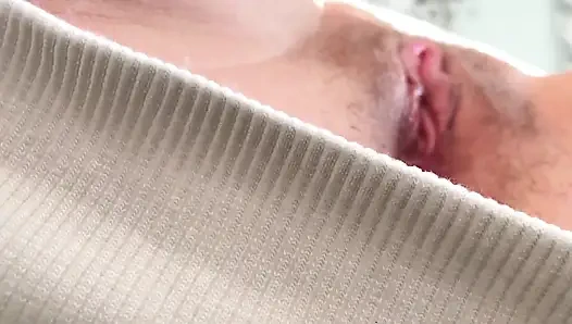 Elbisenin altında külot yok. Bırak amcığı koklaayım. Ofis masasında ateşli sikiş