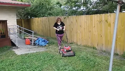 Hemşire Vicki çimleri biçiyor ve sonra üstsüz