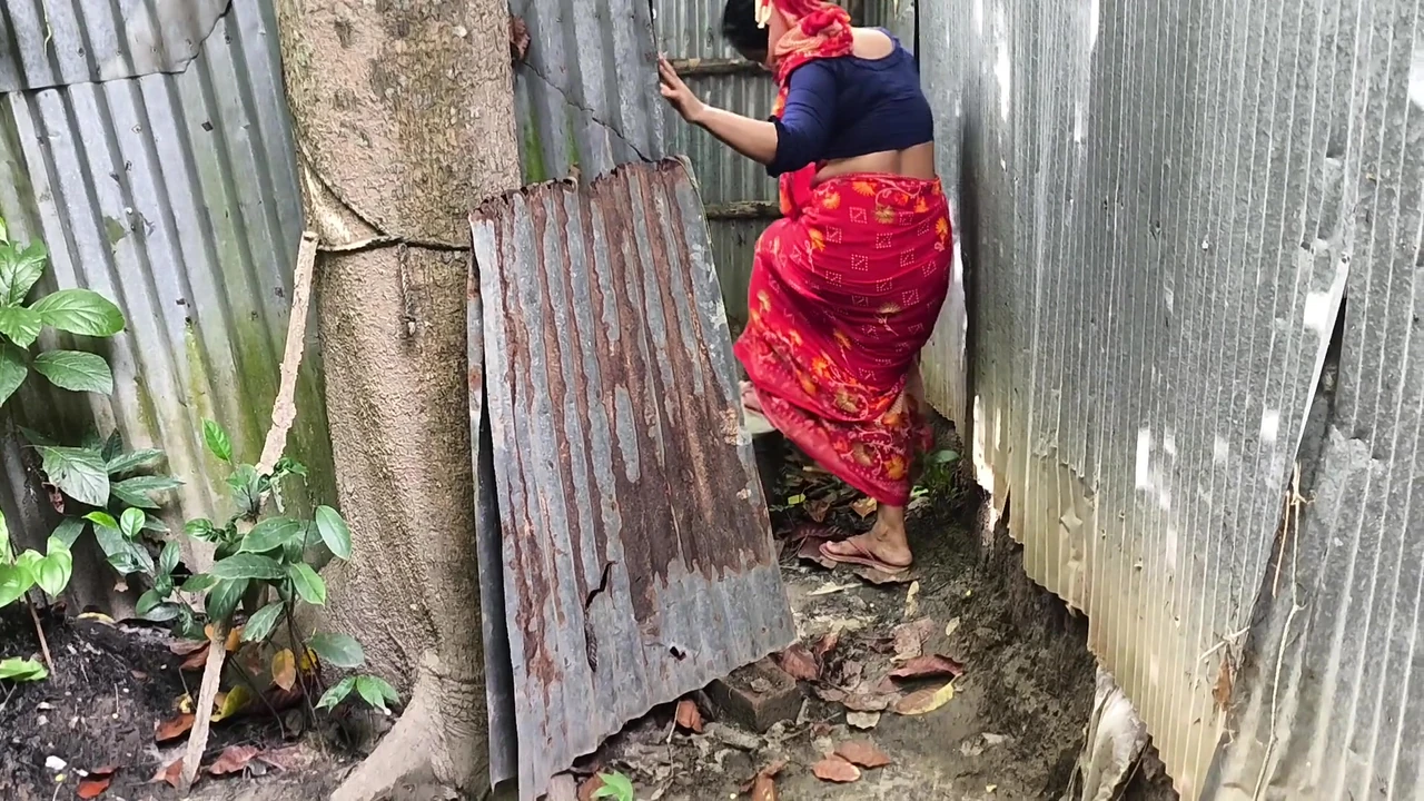 मैं देखता हूं कि मेरी सौतेली आंटी बाथरूम में गई, मैं उसके पीछे गया और उसे चोदना शुरू कर दिया