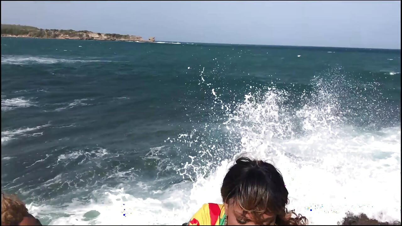 Zenci kızlar plajda amcık yalıyor