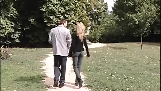 Güzel sarışın bebek yatak odasında göt sikişi