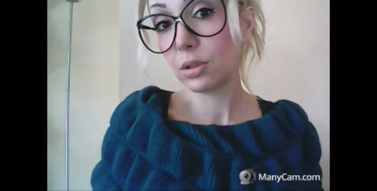Chantal'ın sahilde bile ağzı açıkken sınırı ve geğirmesi