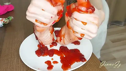 Ayaklarının reçelini yaladı. sansürsüz video