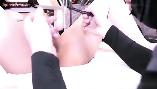 Pure Charm. Siyah saçlı güzellik doğal tutuyor, ince bir vücut cesur ve samimi bir anla tanışıyor