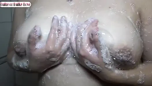 Büyük göğüsler zıplıyor, tam tatil sıcağında dinamit bir vücut. Noel gecesi dölleme, tatlı ve vahşi!