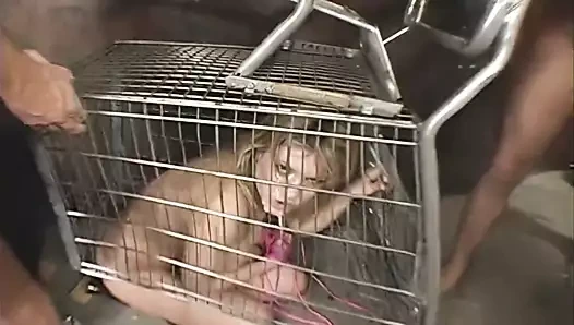 Blondes Teen hat Bukkake mit vier harten schwaenzen