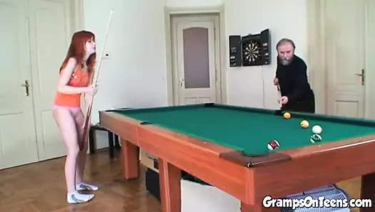 Genç kız dedesinin yarağını emiyor ve biniyor