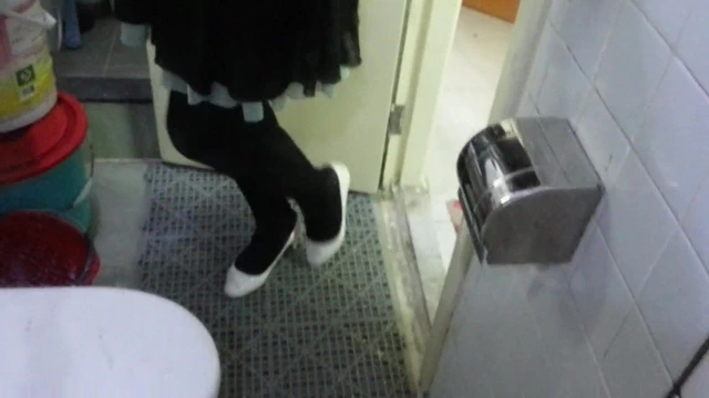 Siyah külotlu çorap teaser 31 ile beyaz patent pompaları