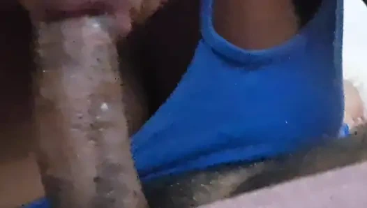 Ev hanımı üvey kızının üvey babasının yüzüne oturuyor ve büyük emiyor