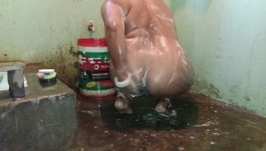 Bhabhi naha ri thi chup kar dekh ra tha fir doggy style me chudai ki