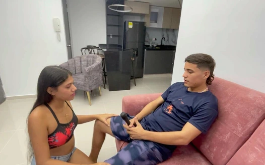 Utangaç Hintli üvey kız kardeşimin şarkı söyleme derslerine yardım ediyorum ve götünden dölle dolu boşalana kadar onu sert sikiyorum